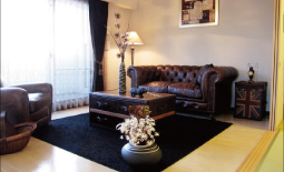 英国アンティーク風な革のソファがインテリアを際立たせる