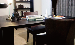 英国アンティーク風な革のソファがインテリアを際立たせる